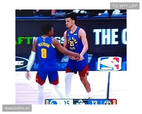 库里挡拆外线拉开空间，三分命中率高于约基奇