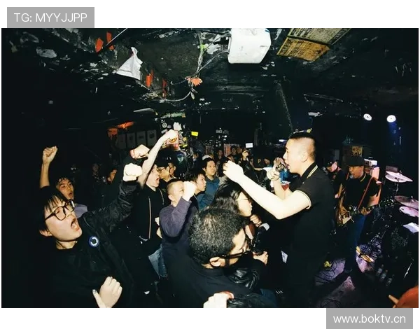 阿尔瓦雷斯比赛结束后直接换名牌西装，比赛场边秒变派对现场？